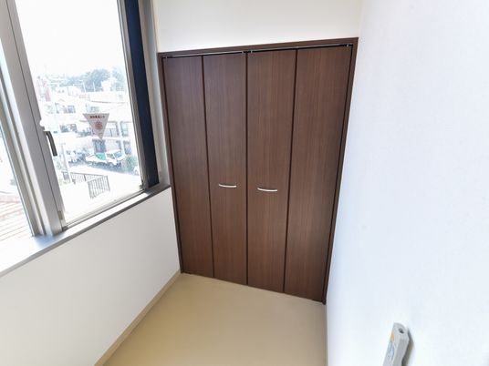 明るい部屋の押入れ