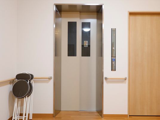 廊下のエレベーター前