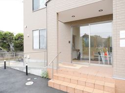 エントランスの明るい外観