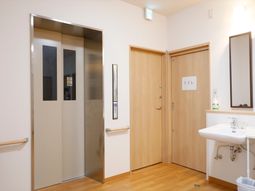 清潔なトイレとエレベーター