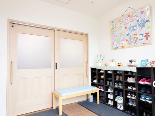 明るい玄関ベンチと靴箱