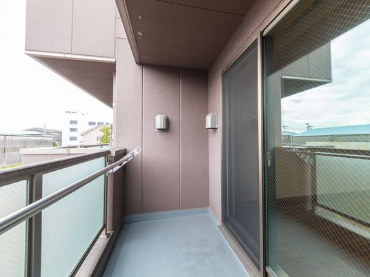 明るく清潔なバルコニー