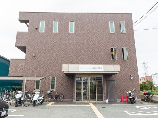 茶色の建物のエントランス