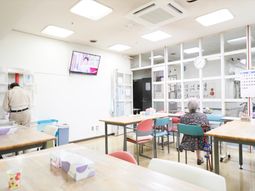 明るい食堂の様子