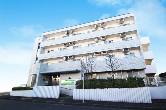 白い外壁の建物施設