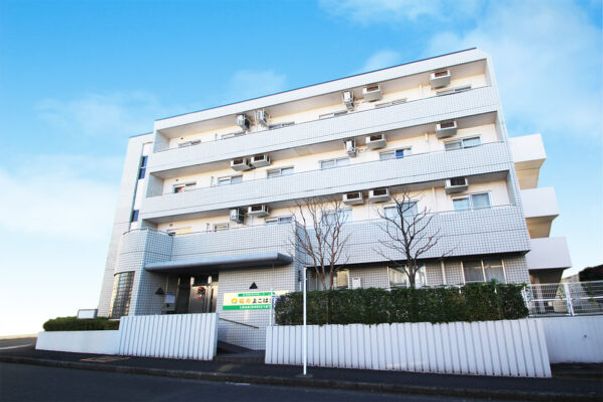 白い外壁の建物施設