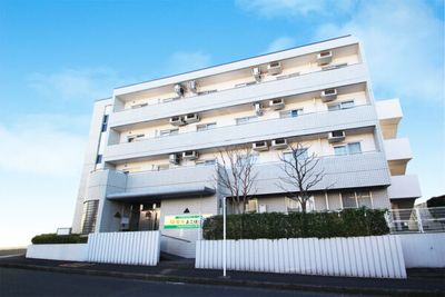白い外壁の建物施設