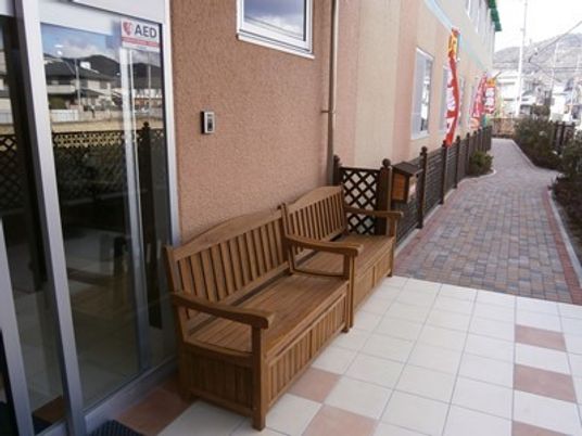 中庭のベンチと通路