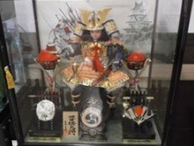 武将人形と兜飾り 飾り 伝統的な武将人形が展示されたロビーでは、季節の行事を感じながら安らぎの時を過ごせます。