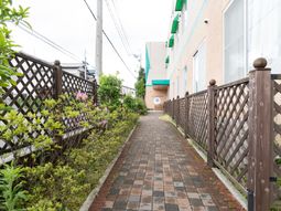 緑豊かな施設のエントランス