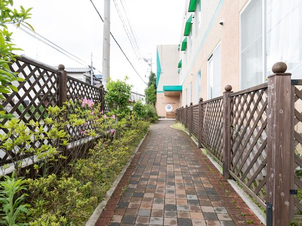 緑豊かな施設のエントランス