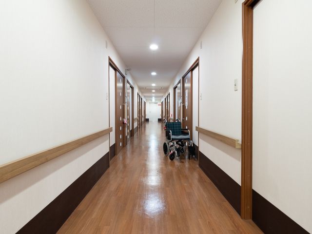 清潔な廊下の風景 廊下 ゆったりとした幅の廊下には、手すりが設installedており安心して歩行できます。車椅子を置くスペースもあり、移動がしやすく配慮されています。