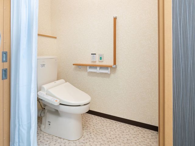 バリアフリー設計のトイレ トイレ 手すり付きで安心なトイレ空間です。高齢者の日常生活をサポートする配慮が施されております。
