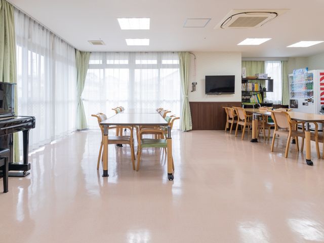 広々とした快適なリビング レクリエーションホール 窓際の光が降り注ぐ、落ち着ける共有のリビングです。ピアノやテレビが設置され、居心地のよい時間を過ごせる空間が整っています。