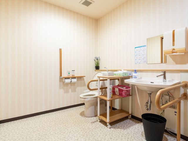 清潔なトイレ空間 トイレ 安心の手すり付きで、使いやすく配慮された明るいトイレ空間です。隅々まで清潔感が保たれ、居心地の良さが伝わります。