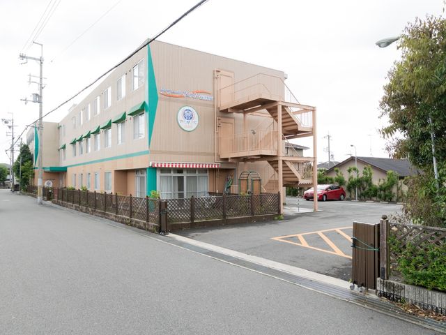 明るい外観の建物