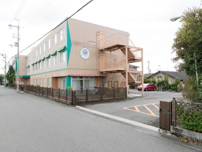 明るい外観の建物