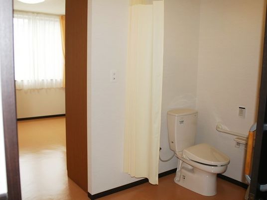 手すり付きの清潔なトイレ