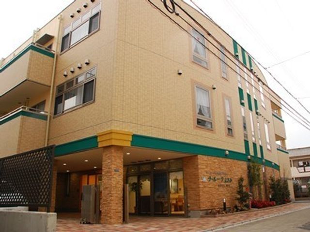明るい外観の建物 外観 きれいな建物の入り口は、バリアフリー設計となっており、安心してご利用いただけます。