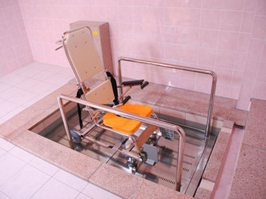 バリアフリー設計の浴槽
