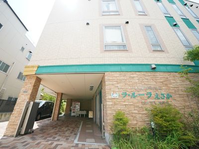 明るいエントランス外観