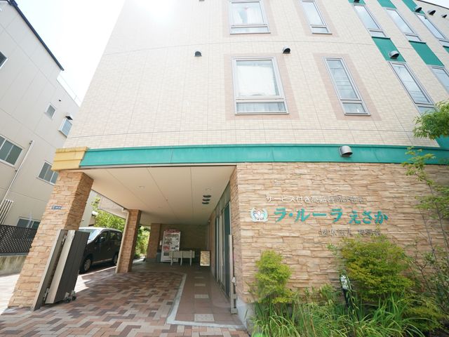 明るいエントランス外観 外観 ゆったりとしたエントランスは、洗練されたデザインが特徴で、訪れる方を暖かく迎え入れます。