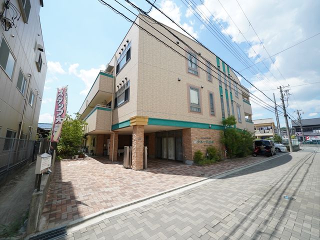 外観を撮影した建物 外観 開放的なエントランスがあり、明るい雰囲気の建物が印象的です。職員として迎える空間に、やりがいを感じる方にぴったりです。