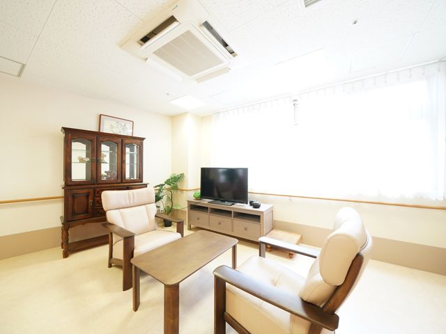 明るい共有リビング空間 テレビ ゆったりとした椅子が配された、落ち着きのある共有リビングです。くつろぎながら交流を深めることができます。