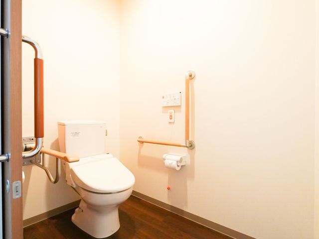 手すり付き清潔なトイレ トイレ 安心の手すりを備えた広々とした居心地の良いトイレです。使いやすさに配慮され、快適な毎日をサポートします。