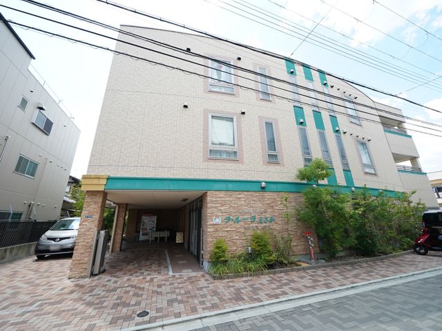 建物の外観 外観 明るく開放感のある外観です。手入れされた植栽がエントランスを彩り、訪れる方を温かく迎えています。