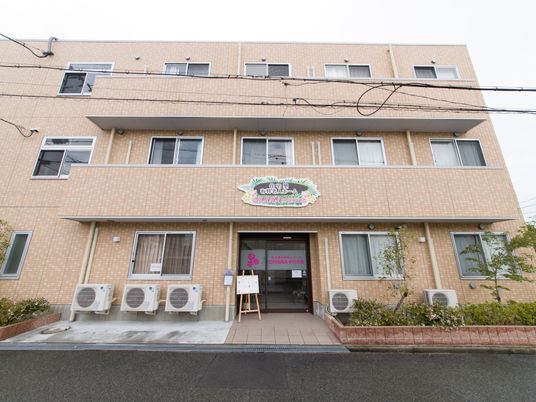 温かな色合いの施設外観