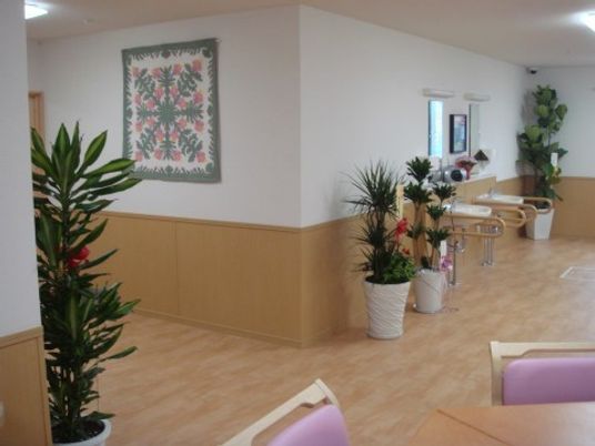 明るい休憩室の一角