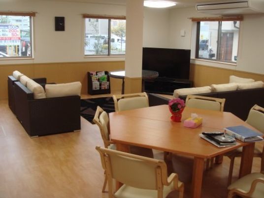 共有スペースのリビング風景