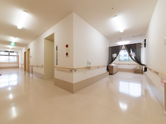 手すり付き明るい廊下