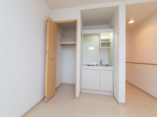 居室の洗面台とクローゼット