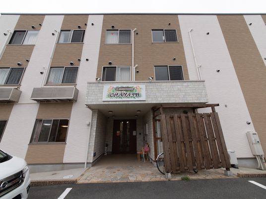 白とベージュの建物外観