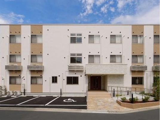 白い建物の外観
