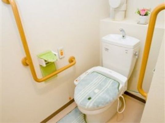 手すり付きの清潔なトイレ