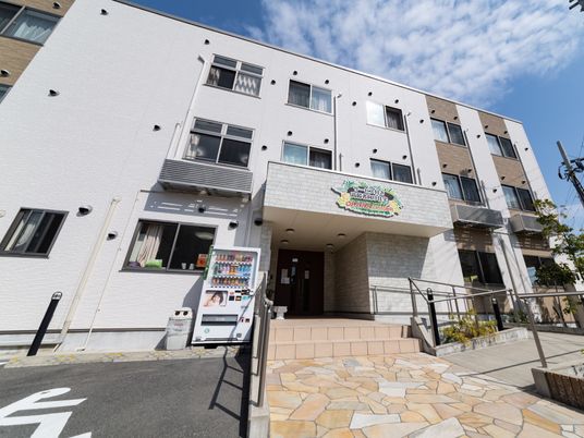 エントランスが見える建物外観
