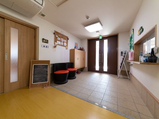 エントランスの暖かな雰囲気