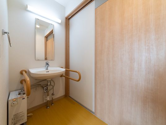 洗面台と手すり付き廊下