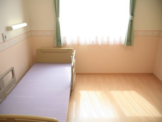 明るい個室の居室