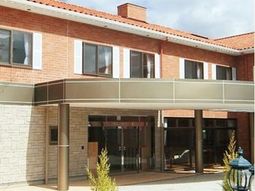赤茶けた建物のエントランス