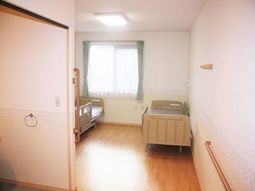 明るい居室の様子