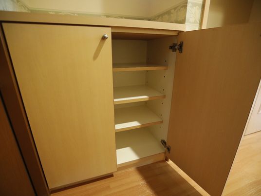 開いた木製クローゼット