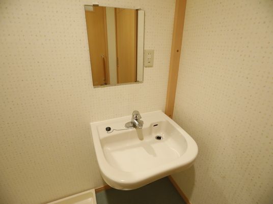 シンプルな洗面台と鏡