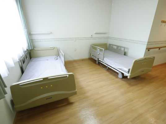 清潔な二人部屋の居室