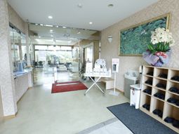 明るいエントランスの風景