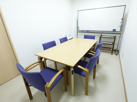 会議風のシンプルな部屋