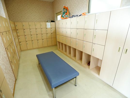ロッカーとベンチの部屋